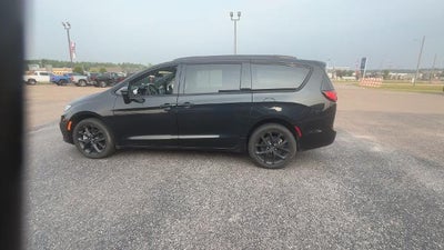 2023 Chrysler Pacifica Limited AWD